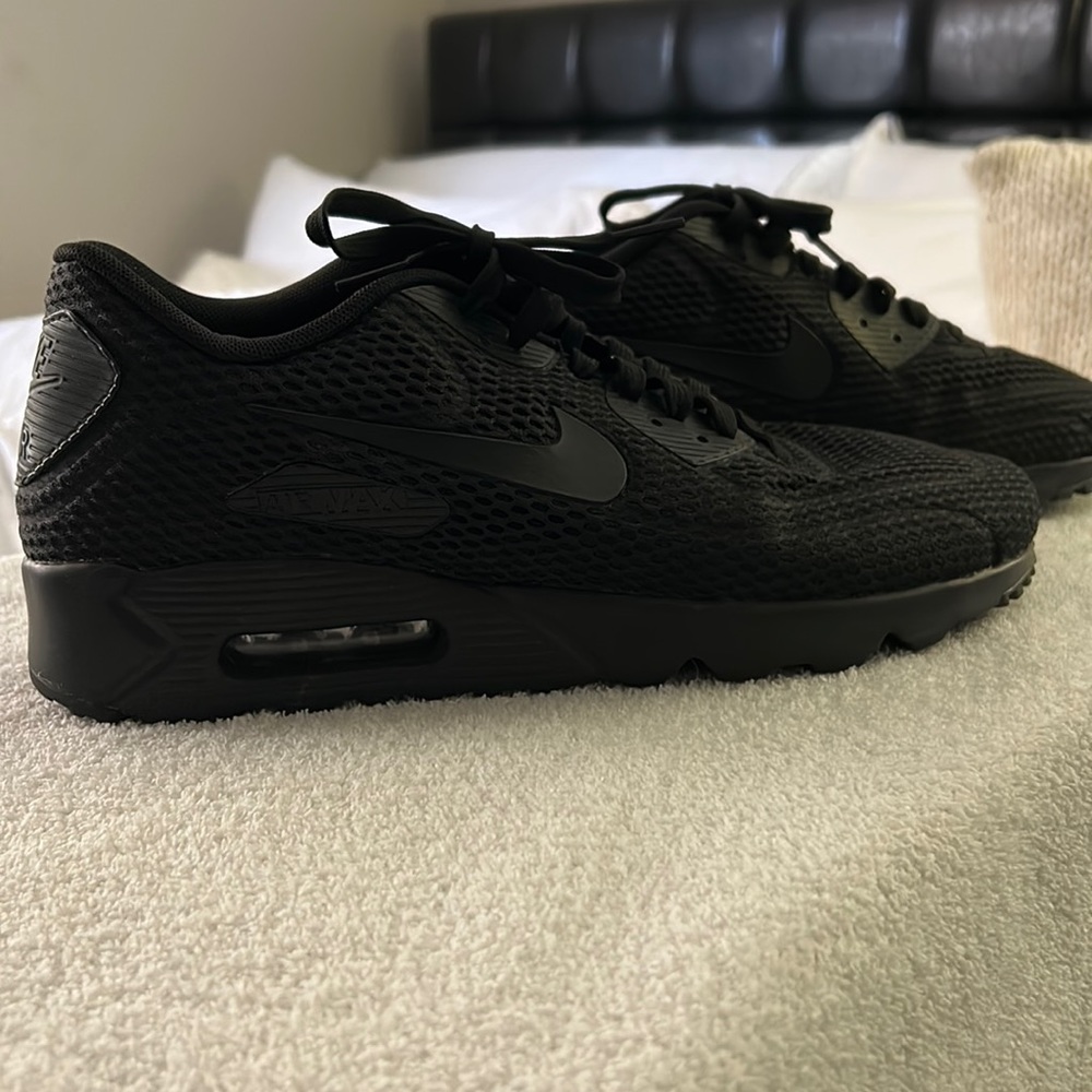 Nike Men’s Black Air Max